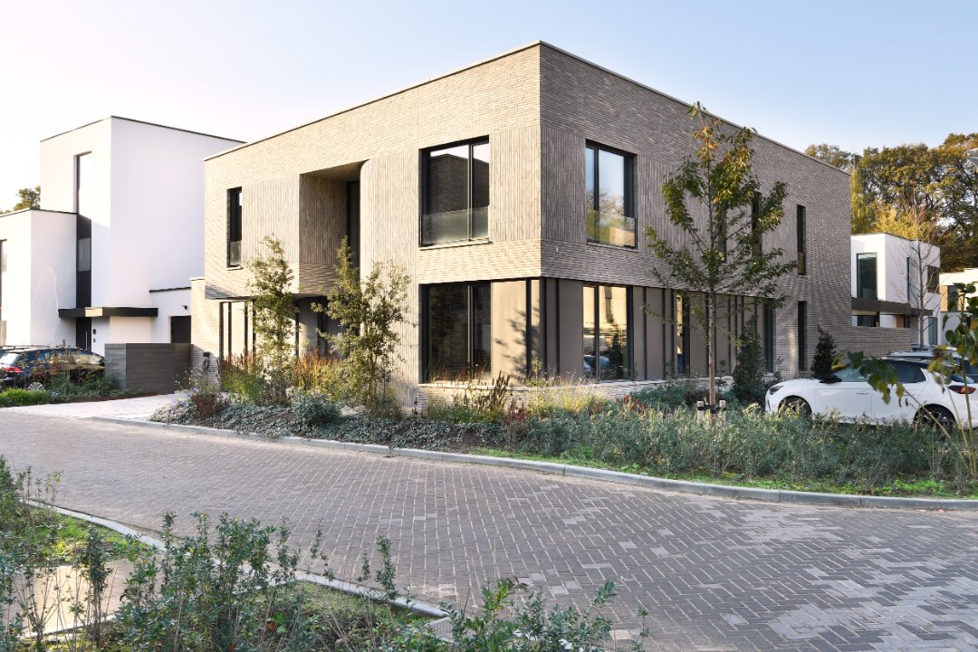 Moderne villa met metalen afwerking